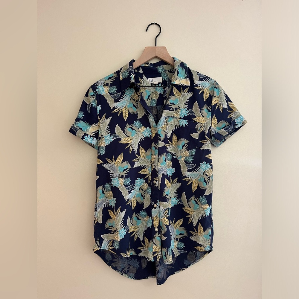 Boyfriend fit xs GAP vacation floral pineapple button up